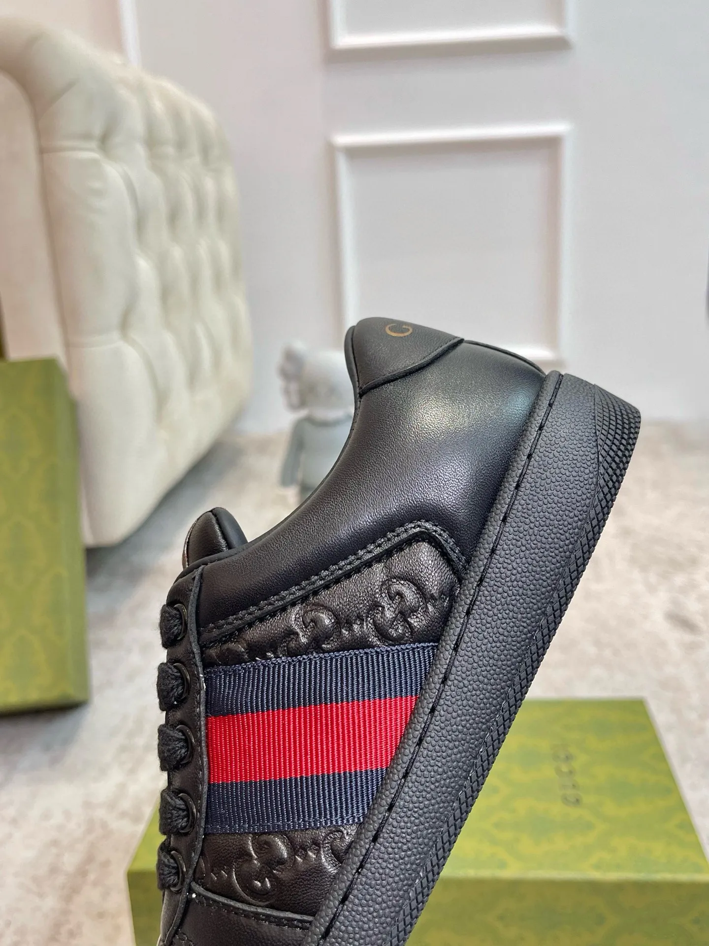 Ex-factory price: 540💰 GUCCI Gucci's newly upgraded back cover lining, top-notch old dirty shoes, classic casual sports shoes for couples, retro sneakers and old G family dirty shoes, updated at the counter simultaneously! ①The shoe upper has the same water-based edge coating process as the original version⚠️The ordinary oil edges on the market have a strong glue feel and are easy to fall off! Grade A first-layer nubuck leather (with pores)/matching computer embroidered double G cloth, high-density terry velvet lining. ② A PVC transparent small round mark sealing line is added to the details of the midsole. The mold is opened six times and the jewelry craftsmanship is used to customize the two-color double G buckle, striving to be the same as the original version. A pair of buttons is more than three times more expensive than ordinary buckles on the market. ③An old two-color washable label, the chip is placed on the outer waist of the right foot, the entire shoe is completely hollowed out with rubber technology, TUP material (rubber to distinguish the market) with the latest green packaging from the counter, 3D printed handbag, and a pair of shoelaces. There is no pressure when entering and exiting the counter. You can buy a 1:1 accurate replica of the original version and modify and upgrade it repeatedly. The details are perfectly restored, the materials are all customized, and they are truly top-notch. Please look at the details clearly to identify the quality. Upper: First-layer frosted cowhide/embroidered double G cloth. Lining: original high-density velvet lining. Foot pads: original pearlescent sheepskin. Outsole: private molded vacuum TPU material. Packaging: original top-grade full set packaging at the counter. Shoe size: women's size 35-40, men's size 39-44 (men's size 38, 45🉑️customized, non-returnable)